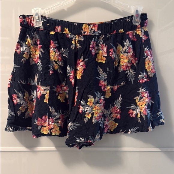💸CLEARANCE 4 for $15💸 Hollister Floral Shorts - Picture 3 of 4